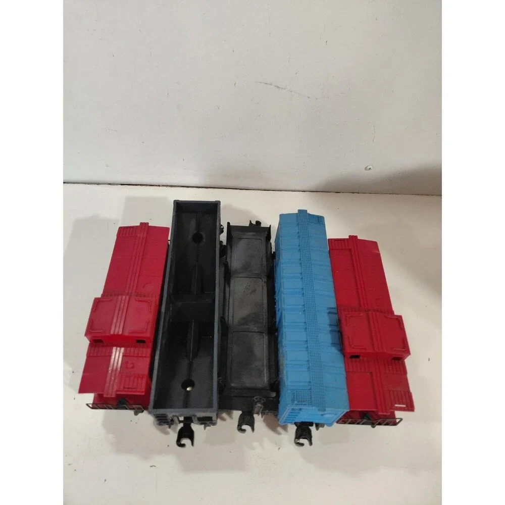5 Lionel O Gauge Model Railroad Freight Cars (Hopper Cabooses Boxcar Lumber Car)